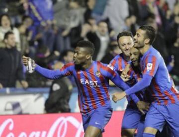 2-1. Kalu Uche celebró el segundo tanto granota.