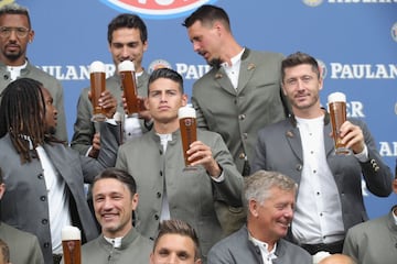 James Rodríguez y el Bayern Múnich posaron para la tradicional foto del equipo con los trajes que le hacen homenaje a la cerveza en Alemania