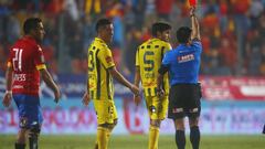 Polic denuncia a zaguero de Everton por insólito gesto