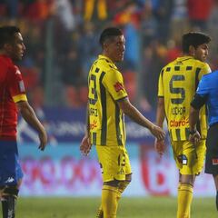 Polic denuncia a zaguero de Everton por insólito gesto