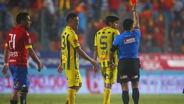 Futbol, Union Espaola vs Everton.
Duodecima fecha, campeonato de Clausura 2016/17
El arbitro arbitro Patricio Polic le muestra tarjeta roja al jugador de Everton, Ivan Ochoa durante el partido de primera division en el estadio Santa Laura de Santiago, Chile.
29/04/2017
Esteban Garay/Photosport
***************
Football, Union Espaola vs Everton.
12th date Clousure Championship 2016/17
Referee Patricio Polic shows the red card to Union Everton's player, Ivan Ochoa during the first division football match at the Santa Laura stadium in Santiago, Chile.
29/04/2017
Esteban Garay/Photosport