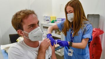 BILBAO (ESPA&Ntilde;A), 20/07/2021.- El Servicio Vasco de Salud, Osakidetza, ha comenzado este martes la vacunaci&oacute;n masiva contra el Coronavirus a j&oacute;venes de entre 16 y 29 a&ntilde;os en centros como el Pabell&oacute;n de La Casilla en Bilba