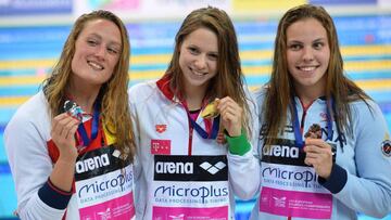 Mireia Belmonte, con Boglarka Kapas y Maria Vilas Vidal en el podio de los 1500m libres de los Europeos de Natación de Londres