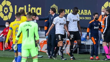 Valencia&#039;s Mouctar Diakhaby leaves the pitch at the Carranza. 