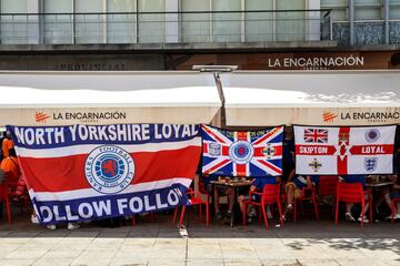 Miles de aficionados del Eintracht y del Rangers FC esperan la hora del partido disfrutando de la ciudad de Sevilla.