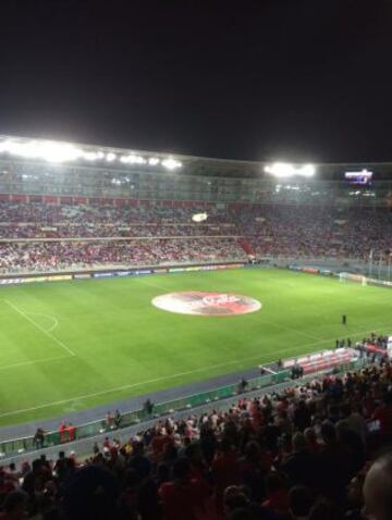 El ambiente en el Estadio Nacional de Lima en la previa del duelo entre Perú y Chile.