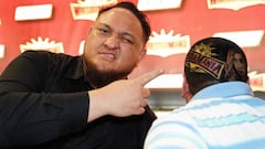 Samoa Joe con un aficionado.