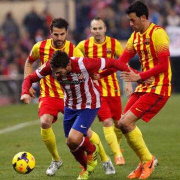 Koke perseguido por Fàbregas y Busquets.