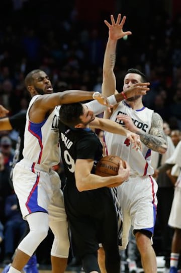 Chris Paul y J.J. Redick presionan a Ricky Rubio.