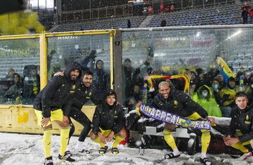 Los jugadores del Villarreal, tras suspenderse el partido, salieron al césped nevado para saludar a los aficionados amarillos