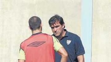 <b>EL TÉCNICO ESTUVO MUY PENDIENTE DE LOS JUGADORES</b>. Marcos, en la imagen hablando con el tocado Jesús Gámez, estuvo ayer muy pendiente de sus futbolistas antes de la vista a El Molinón.