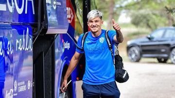 Andrei Ratiu, jugador de la SD Huesca, saluda antes de subirse al autob&uacute;s del equipo.