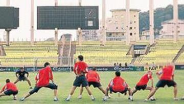 <b>GLAMOUR. </b>El Sevilla de Juande Ramos se ejercitó ayer por la tarde en estadio Luis II de Mónaco, donde hoy se medirá a la máquina del Barça.