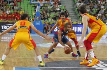 Tony Parker entre José Antonio Calderón, Ricky Rubio y Marc Gasol.