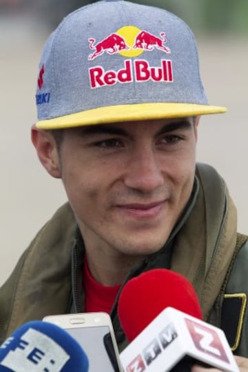 El piloto de Suzuki Maverick Viñales hace declaraciones tras aterrizar el avión de combate F-18 de la Base Aérea de Zaragoza, con el que ha pasado del asfalto del circuito de MotorLand, donde competirá el próximo domingo en MotoGP, al cielo de Aragón. Viñales, cuyo nombre, Maverick, se debe al fervor que sentía su padre, Ángel, por el protagonista de la película "Top Gun" que protagonizaba Tom Cruise, y en el que interpretaba el papel de un piloto de combate, ha logrado hoy hacer realidad otra de sus pasiones al subirse a un caza del ejército español.