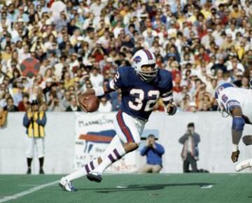Orenthal James "O. J." Simpson jugó en la NFL con los Buffalo Bills (1969-1977), San Francisco 49ers (1978-1979) y miembro del Salón de la Fama desde 1985. En uno de los juicios más mediáticos de la historia, en 1995 fue declarado absuelto por el asesinato de su esposa Nicole Brown y de Ronald Goldman amigo de su mujer. En 2007 fue detenido y acusado por robo a mano armada, coacción y secuestro y posteriormente en 2008 le declararon culpable y condenado a 33 años de prisión.