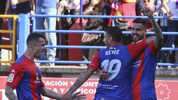 Los jugadores del Extremadura celebran uno de sus goles ante el Córdoba.