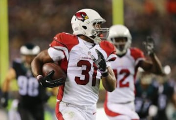 David Johnson pudo mirar por el retrovisor en muchas ocasiones a los defensores de los Eagles, que no fueron capaces de frenar al veloz corredor.