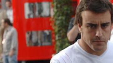 Un libro acusa a Alonso de exigir perjudicar a Hamilton