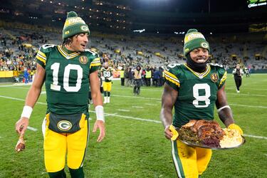 Estados Unidos celebró el jueves día 28 su fiesta nacional de Acción de Gracias y la NFL no fue ajena a ello. En esta imagen, los jugadores de los Green Bay Packers Jordan Love (10) y Josh Jacobs (8) salen del campo con el tradicional pavo
asado después de derrotar a los Miami Dolphins por 30-17 en el Lambeau Field Stadium de Green Bay, Wisconsin. 