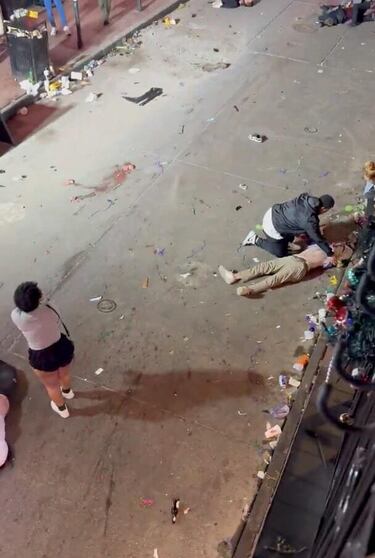 Una captura de un vídeo muestra varios heridos y fallecidos después de que un vehículo arrollara a una multitud que celebraba Año Nuevo en un distrito turístico de Nueva Orleans, Luisiana, Estados Unidos, el 1 de enero de 2025, según informaron las autoridades locales. Testigos declararon a CBS News que un camión embistió a la multitud a gran velocidad antes de que el conductor saliera y abriera fuego, lo que provocó que la policía respondiera al fuego. El incidente ocurrió alrededor de las 3:15 a. m. en la intersección de las calles Bourbon Street y Canal Street. Este atentado fue perpetrado por Shamsud-Din Bahar Jabbar motivado por el extremismo islámico. Fallecieron 15 personas y al menos 35 resultaron heridas. 