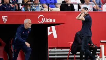 García Pimienta, a la derecha, contra el Atlético.