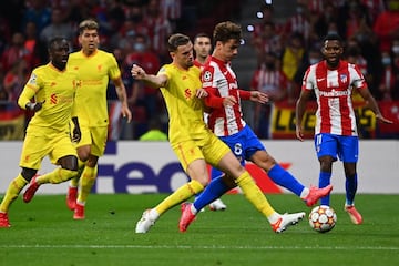 James Milner y Antoine Griezmann.