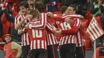 GRA447. BILBAO, 11/02/2017.- Los jugadores del Athletic de Bilbao celebran el segundo gol, marcado por el delantero Aritz Aduriz (d), durante el partido frente al Deportivo de La Coruña de la 22 jornada de Liga en Primera División disputado esta tarde en el estadio de San Mamés, en Bilbao. EFE/Miguel Toña