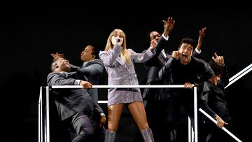 Singer Taylor Swift performs