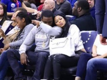 Nicki Minaj junto a su novio Meek Mill en el Philadelphia 76ers-Phoenix Suns.