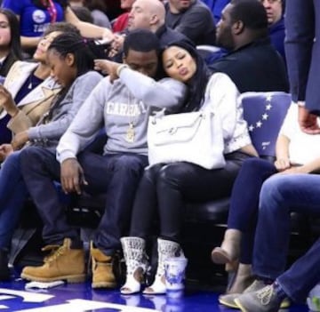 Nicki Minaj junto a su novio Meek Mill en el Philadelphia 76ers-Phoenix Suns.