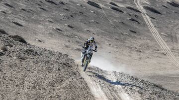 Pablo Quintanilla corriendo con su moto el rally.