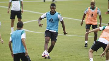 Donk, en un entrenamiento del Betis.