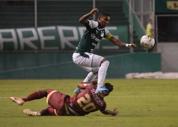 Juan Camilo Angulo a sus 31 años tendrá la oportunidad de jugar la Copa Sudamericana con el Cali, el equipo jugará frente a River Plate de Paraguay. Será la tercera participación del lateral en este torneo, ya lo había hecho con América y Bahía de Brasil.