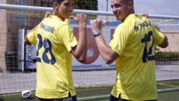 Walter Pandiani y su hijo posan en su &uacute;ltimo equipo, el Villarreal, antes de marcharse al Atl&eacute;tico Baleares.