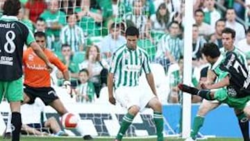 <b>EL GOL CÁNTABRO. </b>Juande, Jordi, Ricardo, Melli y Fernando Vega contemplan cómo Jorge López anota el tanto del empate.