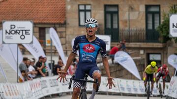El ciclista venezolano Francisco Pe?uela celebra su victoria de etapa en la Volta a Portugal 2024.