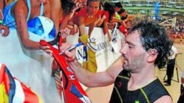 <b>QUERIDO. </b>Garbajosa firma autógrafos en San Fernando.