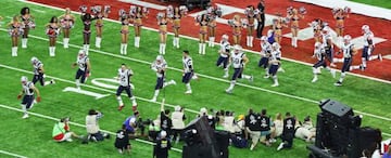 Tom Brady saltó al campo encendido y señalando al público.