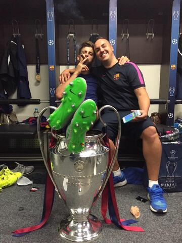 2015. Gerard Piqué con Gabri en el vestuario tras ganar la Champions League a la Juventus.