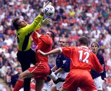 Llegaba para ser el sustituto de Peter Schmeichel, pero solo 6 meses después de su llegada regresó a la Serie A. Esto se debe a los errores que cometió en varios partidos, como contra el Southampton o en la goleada por 5-0 frente al Chelsea.