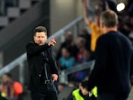 Simeone da instrucciones delante de Flick. REUTERS/Nacho Doce