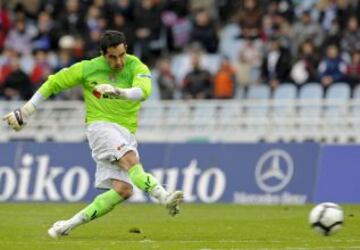 El 14 de febrero del 2010, Claudio Bravo anotó el único gol de su carrera profesional. Un tiro libre del chileno le dio el triunfo a la Real Sociedad sobre el Gimnastic de Anoeta.