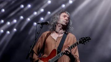 MADRID, SPAIN - MAY 25: The singer Roberto Iniesta, 'Robe', during a concert at the Miguel Rios Auditorium, on 25 May, 2024 in Rivas-Vaciamadrid, Madrid, Spain. Robe Iniesta is a composer, musician, poet and writer, known for being the 1987 founder and singer of the Spanish rock band Extremoduro. In 2015, Robe released his first solo work, titled 'Lo que aletea en nuestras cabezas'. In 2023 he presented his latest album to date, entitled 'Se nos lleva el aire'. His new tour, 'Ni santos ni inocentes', which began last May 11, will take the singer throughout Spain until November. (Photo By Ricardo Rubio/Europa Press via Getty Images)