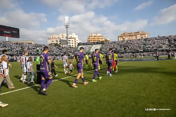 Salida al césped de Castellón y Málaga.