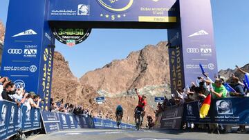 Sonny Colbrelli celebra su victoria en las rampas de Hatta Dam en la cuarta etapa del Tour de Dubai.