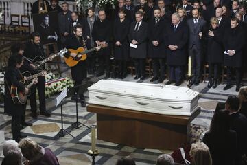 El féretro de Johnny Halliday durante su funeral celebrado en la Iglesia Madeleine de París. 
