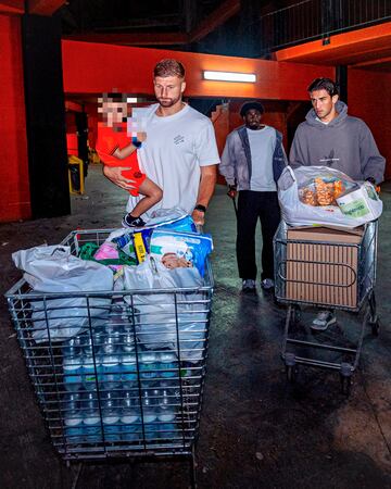 Thierry Correia, Maximiliano Caufriez Y Jesús Vázquez llevan comida y materiales de primera necesidad al estadio de Mestalla.