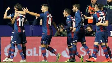 GRAF7084. Valencia, 24/04/2019.- Los jugadores del Levante celebran el tercer gol del equipo levantinista durante el encuentro correspondiente a la jornada 34 de primera división que disputan esta noche frente al Betis en el estadio Ciutat de Val&e