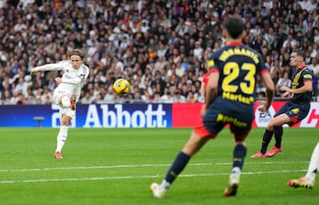 Latigazo de volea del croata tras el rechace de un crner que entra por la escuadra. El baln le lleg en la frontal y no se lo pens. Modric control y dispar de volea. Hasta Bellingham se puso de pie en el palco para celebrarlo. El Bernabu core su nombre.